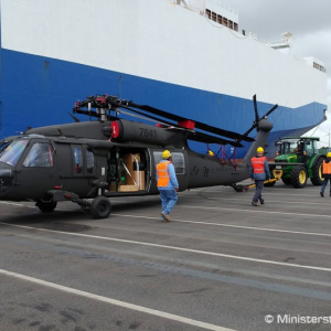Do výzbroje ozbrojených síl pribudli ďalšie dva vrtuľníky UH-60M Black Hawk