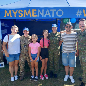 Príslušníci NFIU SVK s návštevníkmi SIAF