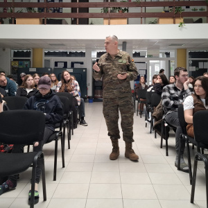 panielsky príslušník NFIU SVK počas prednášok