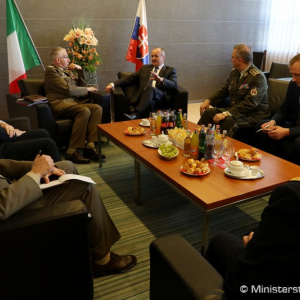 Spolupráca v rámci NATO a EÚ sú hlavnými piliermi partnerstva medzi Slovenskou a Talianskou republikou v oblasti obrany. Počas dnešného stretnutia na pôde rezortu obrany sa na tom zhodli minister obrany Slovenskej republiky Peter Gajdoš a náčelník Generál
