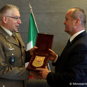 Spolupráca v rámci NATO a EÚ sú hlavnými piliermi partnerstva medzi Slovenskou a Talianskou republikou v oblasti obrany. Počas dnešného stretnutia na pôde rezortu obrany sa na tom zhodli minister obrany Slovenskej republiky Peter Gajdoš a náčelník Generál