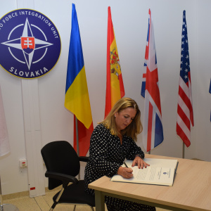 panielska veľvyslankyňa pri podpise kroniky NFIU SVK
