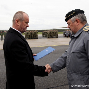 Minister Gajdoš slávnostne odovzdal vojakom do užívania prvé lietadlo Spartan