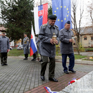 Profesionálni vojaci a zamestnanci rezortu obrany vzdali úctu zosnulým vojakom a kolegom