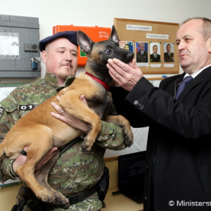 Minister obrany Peter Gajdoš navštívil kynológov Vojenskej polície