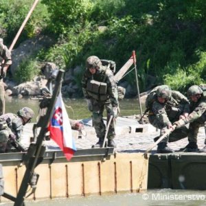 seredskí ženisti pri premostení Váhu