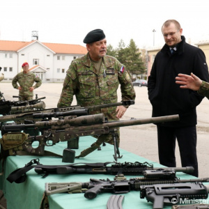 Štátny tajomník Marián Saloň spolu s prezidentom SR Andrejom Kiskom navštívili 5. pluk špeciálneho určenia 