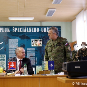 Štátny tajomník Marián Saloň spolu s prezidentom SR Andrejom Kiskom navštívili 5. pluk špeciálneho určenia 