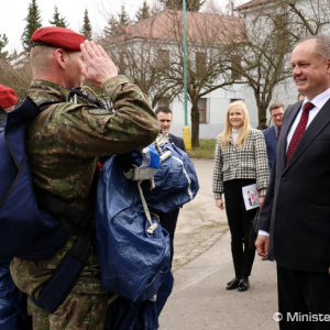 Štátny tajomník Marián Saloň spolu s prezidentom SR Andrejom Kiskom navštívili 5. pluk špeciálneho určenia 