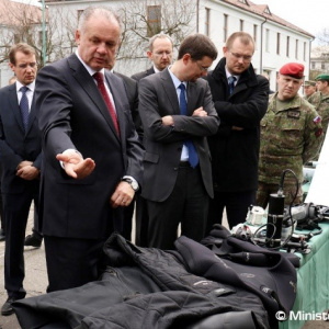 Štátny tajomník Marián Saloň spolu s prezidentom SR Andrejom Kiskom navštívili 5. pluk špeciálneho určenia 