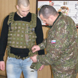 Študenti sa nestačili čudovať, koľko puzdier a sumiek je možne pripevniť na nosný modulárny systém