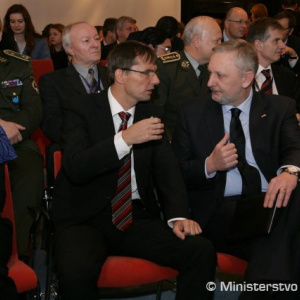 minister obrany SR Ľubomír Galko a minister obrany Chorvátska Davor Božinović pred otvorením štvrtkových rokovaní GLOBSECu