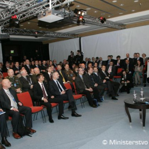 odbornú bezpečnostnú komunitu víta za organizátorov Rastislav Káčer, prezident Slovenskej atlantickej komisie
