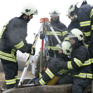hasiči z letiska Sliač pri výcviku v komplexe požiarno – záchranárskych trenažérov Jakub Village