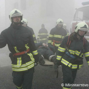 hasiči z letiska Sliač pri výcviku v komplexe požiarno – záchranárskych trenažérov Jakub Village
