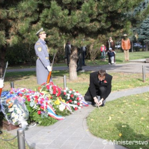V závere akcie zapichli hostia do zeme pred pamätníkom malé drevené krížiky ozdobené hlávkou červeného maku