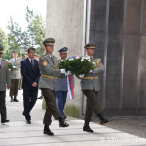 Vlajky národov, ktoré pred 66. rokmi bojovali v SNP, zaviali nad Banskou Bystricou