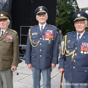 Vlajky národov, ktoré pred 66. rokmi bojovali v SNP, zaviali nad Banskou Bystricou