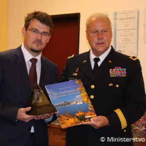 Vlajky národov, ktoré pred 66. rokmi bojovali v SNP, zaviali nad Banskou Bystricou
