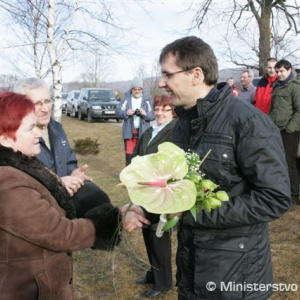Obyvatelia a potomkovia obyvateľov Ruskinoviec vítajú ministra na pôde svojej bývalej obce, ktorá bula známa už v 13-tom storočí