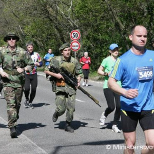 Členovia Slovenského klubu 1. prieskumného práporu vo výsadkovej výstroji a s ostreľovacou puškou Dragunov