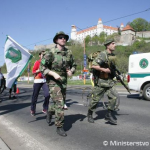 Členovia Slovenského klubu 1. prieskumného práporu vo výsadkovej výstroji a s ostreľovacou puškou Dragunov
