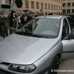 Odovzdávanie osobného automobilu Detskému domovu Remetské Hámre