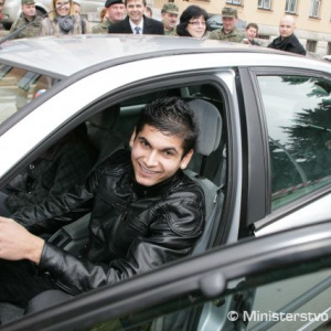 Prvými, ktorí auto vyskúšal, boli súrodenci Marika a Lukáš Bacovci, ktorí vyrastali a žijú v Detskom domove  Koromľa (v tomto roku už súčasť Detského domova Remetské Hámre) 