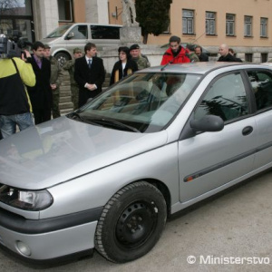 Odovzdávanie osobného automobilu Detskému domovu Remetské Hámre