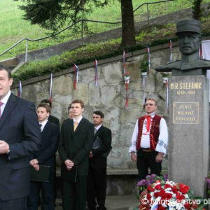 Pripínanie stužiek v Záriečí