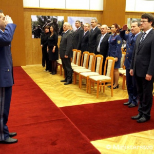 Druhý zástupca Generálneho štábu OS SR Miroslav Kocian podáva hlásenie štátnemu tajomníkovi