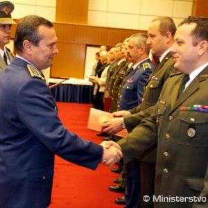 Náčelník Generálneho štábu OS SR Peter Vojtek oceňuje vojakov za dobre odvedenú prácu v roku 2011
