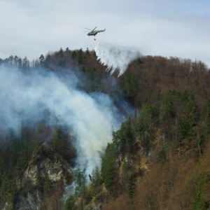 Vojenské vrtuľníky hasia požiar pri Starých Horách