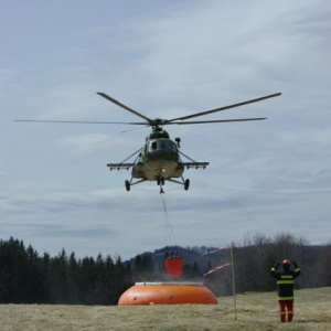 Vojenské vrtuľníky hasia požiar pri Starých Horách
