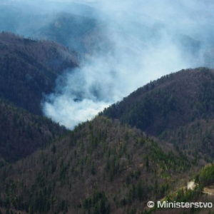 Vojenské vrtuľníky hasia požiar pri Starých Horách