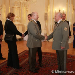 gen Macko prijíma gratulácie od náčelníka generálneho štábu gen. Ľubomíra Bulíka