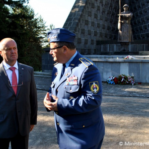 Minister obrany P. Gajdoš si ešte pred rokovaním vlády uctil pamiatku obetí Dukly
