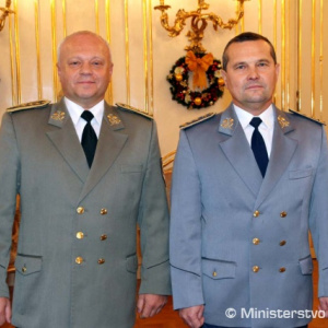 Vľavo bývalý náčelník GŠ OS SR gen. Ľubomír Bulík spolu so svojím nástupcom genmjr. Petrom Vojtekom