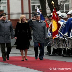 Premiérka spolu s dvomi náčelníkmi počas slávnostného nástupu