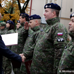 Minister Gajdoš ocenil vojakov a vojenských policajtov za nezištnú pomoc občanom