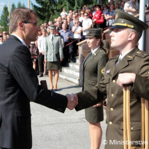 Najlepší študent vo vojenskom programe Henrich Kelemen preberá cenu od ministra obrany. Barly sú dôsledkom zoskoku na padáku