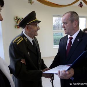 Minister obrany P. Gajdoš zagratuloval generálmajorovi Šedivému k 95. narodeninám
