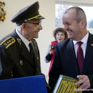 Minister obrany P. Gajdoš zagratuloval generálmajorovi Šedivému k 95. narodeninám