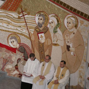 Na mozaike sv. Šebastián, sv. Gorazd, blahoslavená sestra Zdenka a blahoslavený Ján Pavol II