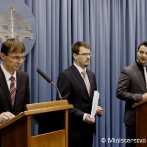 Tlačová konferencia ministra obrany Ľubomíra Galka a štátneho tajomníka Róberta Ondrejcsáka