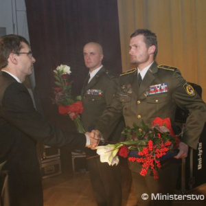 Minister obrany Ľubomír Galko oceňuje majora Michala Forgácha