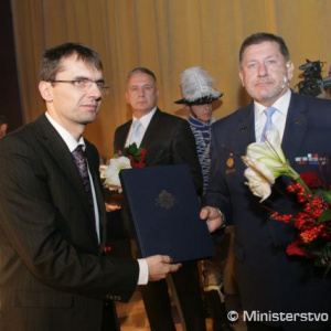 Minister obrany Ľubomír Galko oceňuje plukovníka v zálohe Ľubomíra Kolenčíka