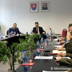 Minister Glváč zvolal poradu velenia armády
