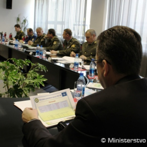 Minister Glváč zvolal poradu velenia armády