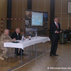 Minister obrany medzi študentmi v Dubnici nad Váhom